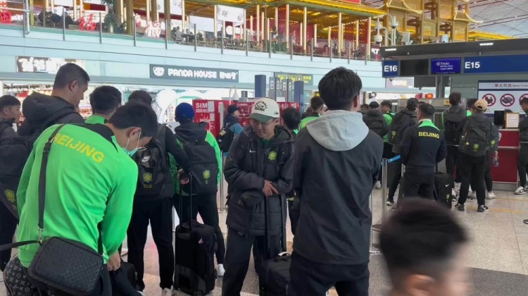 博主：昨天遭遇停飞休息一晚，国安队首都机场今日再出发