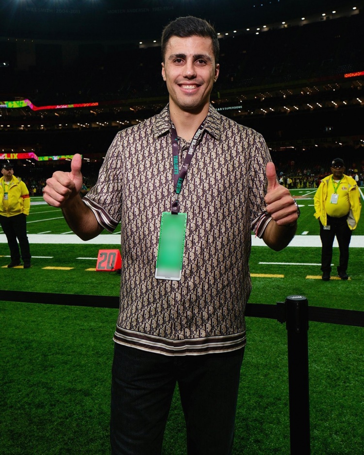 罗德里现场观看NFL超级碗，据悉曼城派理疗师陪同