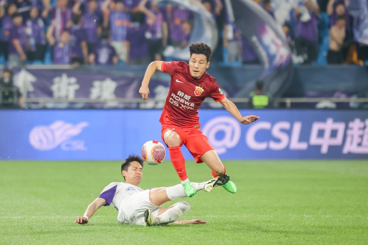津媒：沪上双雄冲刺备战超级杯，武磊缺阵海港面临严峻挑战
